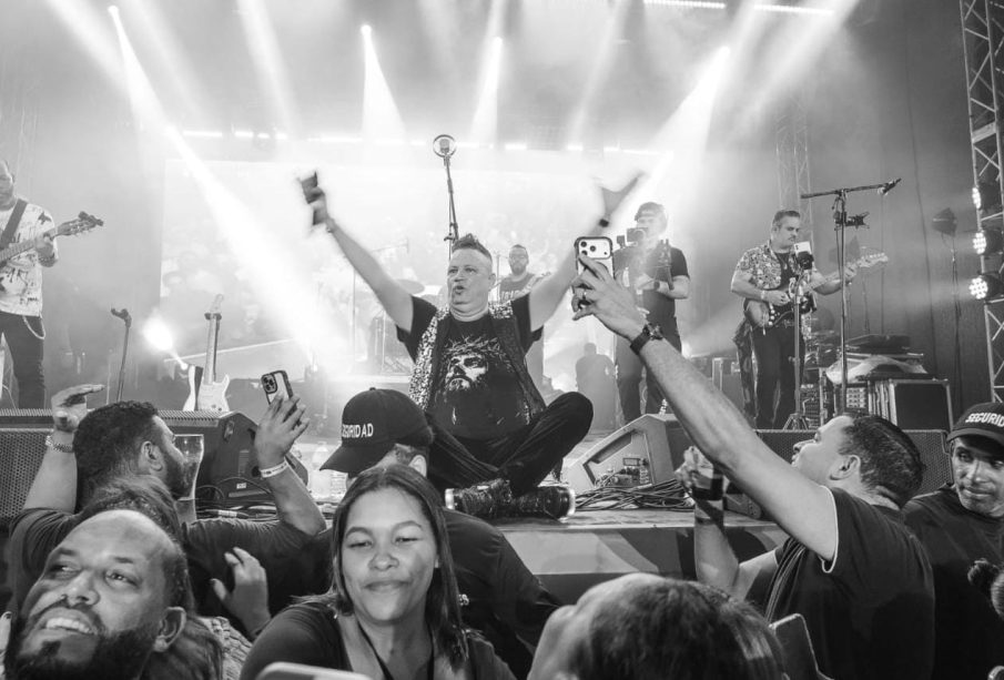 Aljadaqui enciende el Oktober Fest de Santiago ante 3,000 personas y sorprende con Krispy en el escenario Aljadaqui enciende el Oktober Fest de Santiago ante 3,000 personas y sorprende con Krispy en el escenario