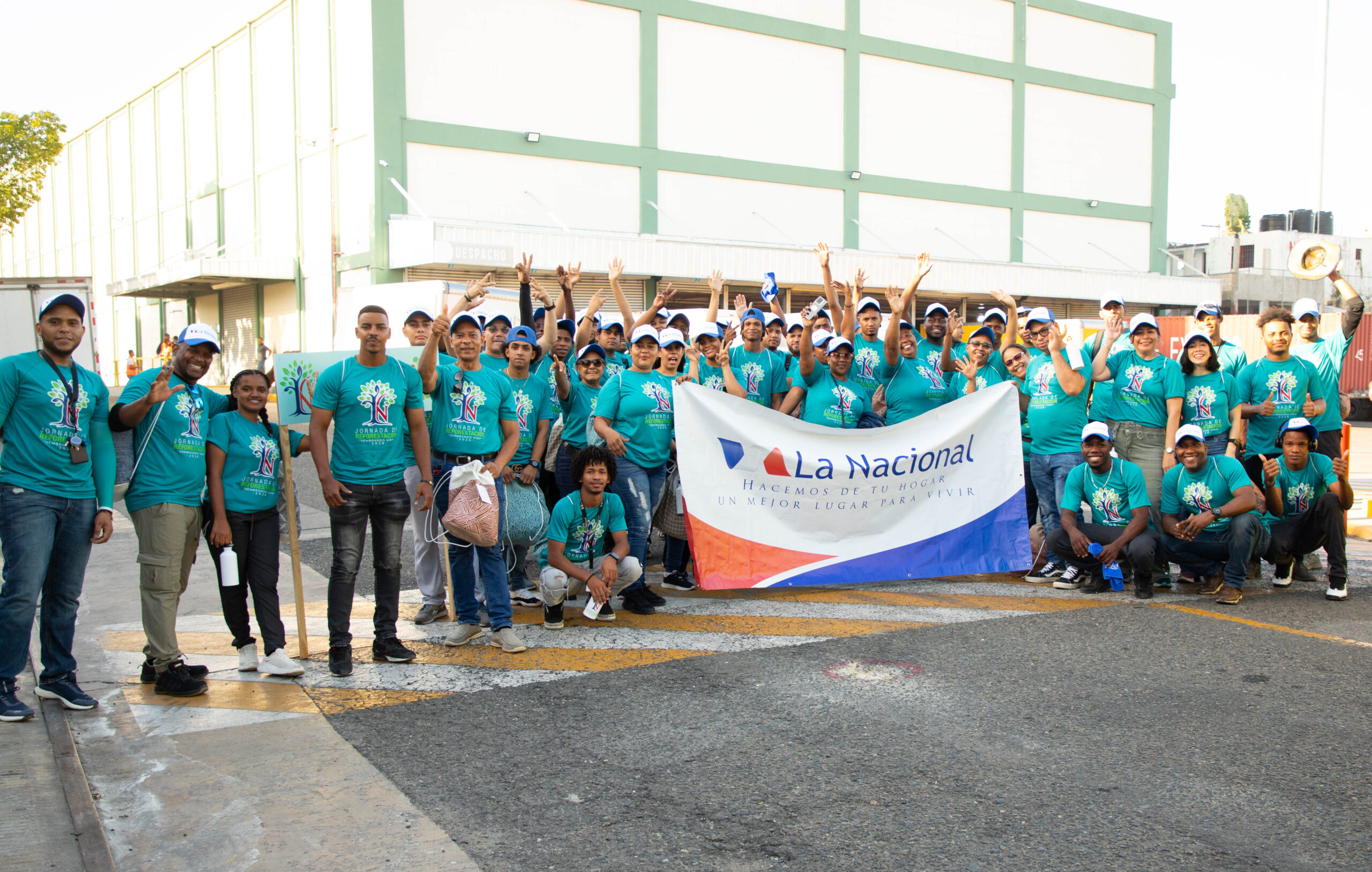 La Nacional reafirma su compromiso con el medio ambiente con jornada de reforestación en Monte Plata