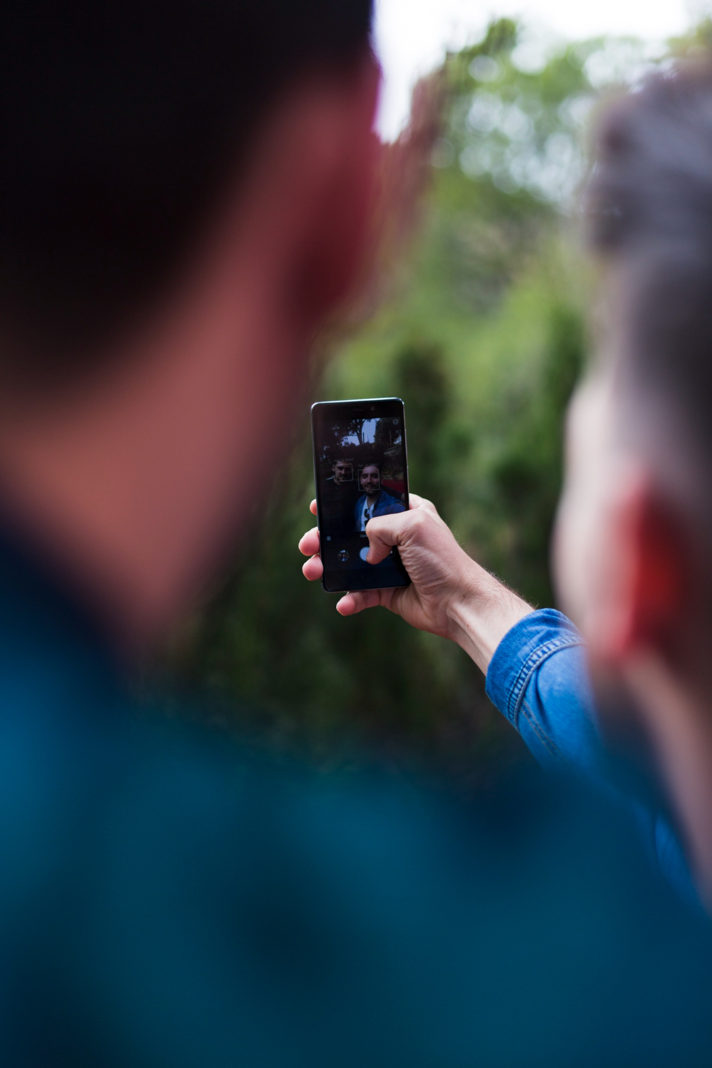 ¿La cámara de tu teléfono te está vigilando? Señales de alerta y cómo proteger tu privacidad ¿La cámara de tu teléfono te está vigilando? Señales de alerta y cómo proteger tu privacidad