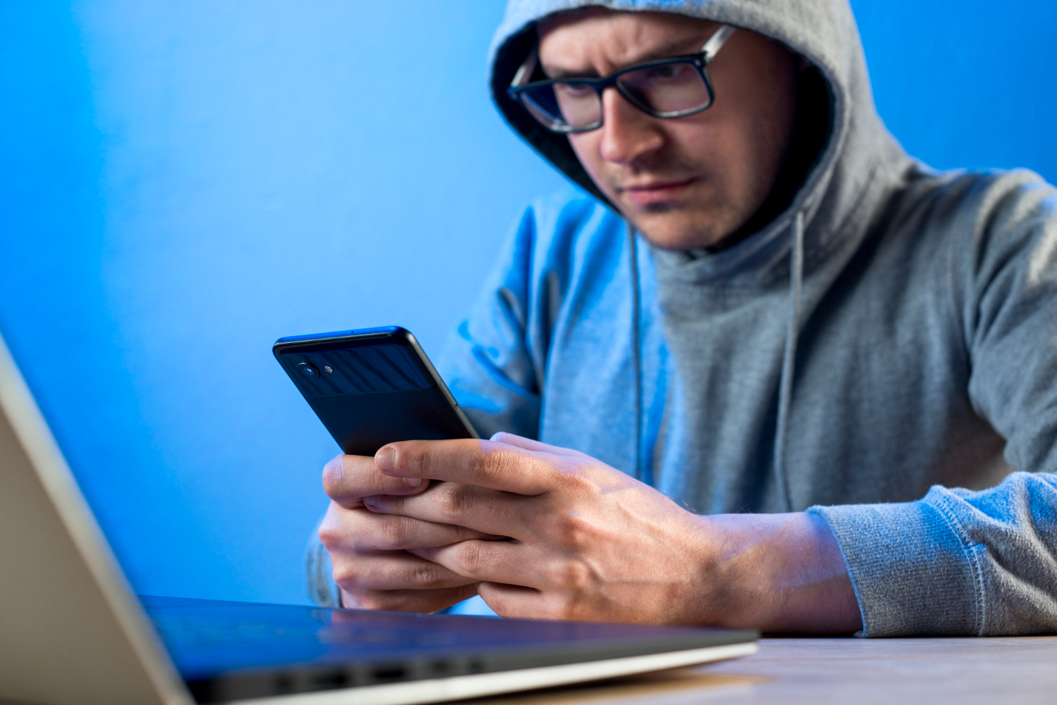 ¿Qué puede hacer un ciberdelincuente con mi número de teléfono?