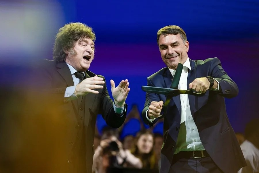 Milei felicita a Flávio Bolsonaro por su ventaja sobre Lula en la primera vuelta presidencial en Brasil
