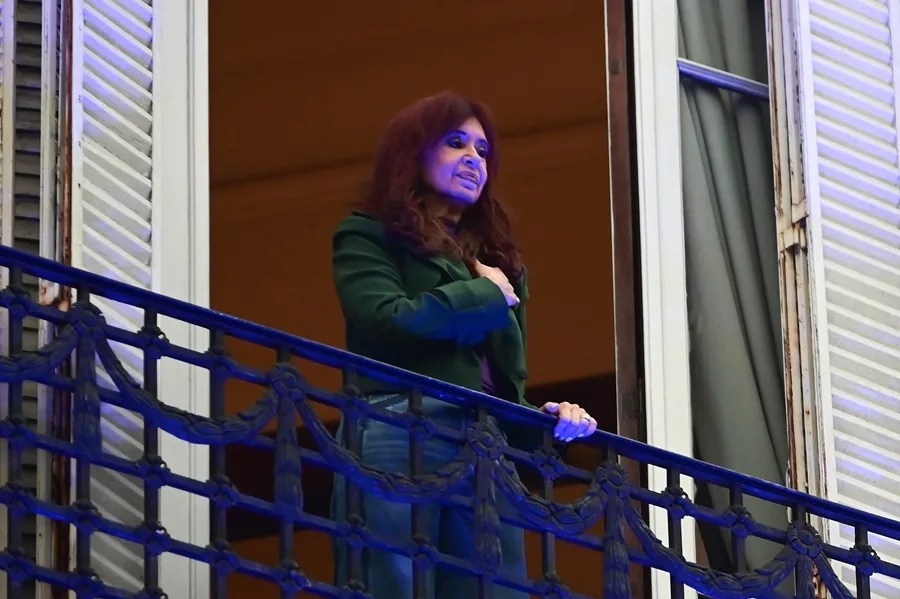 Cristina Fernández y su hijo van a juicio en Argentina por corrupción en negocio hotelero