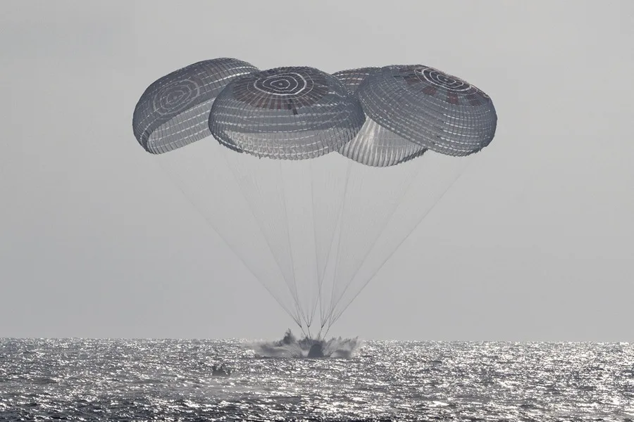 La misión tripulada Crew-12 ameriza frente a la costa de California tras 8 meses en la EEI