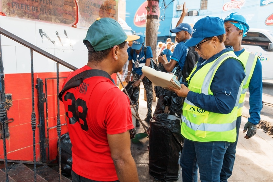 Alcaldía del DN desarrolla operativo de aseo y notificación sobre uso del espacio público en Cristo Rey