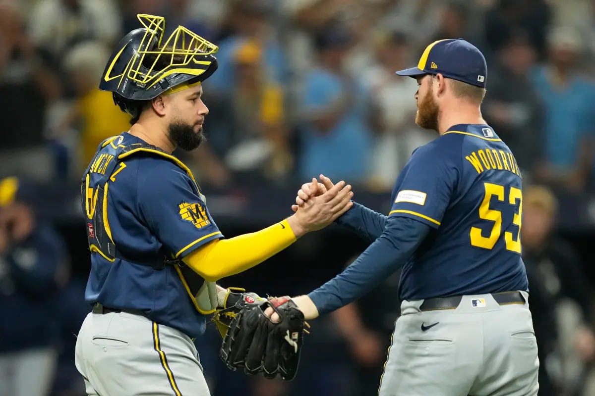 Cerveceros aplastan a Rays y quedan a un triunfo de su primer título de Serie Mundial Cerveceros aplastan a Rays y quedan a un triunfo de su primer título de Serie Mundial