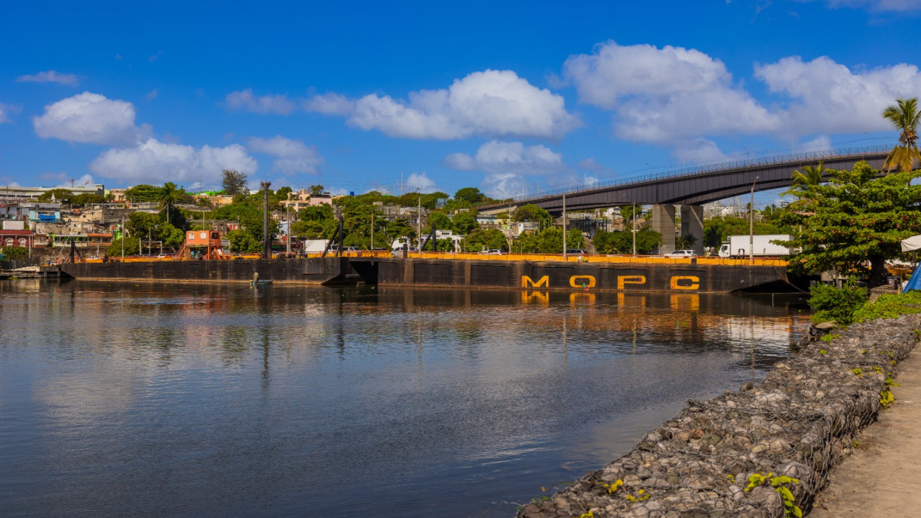 MOPC cerrará provisionalmente el puente flotante este sábado por paso de embarcación