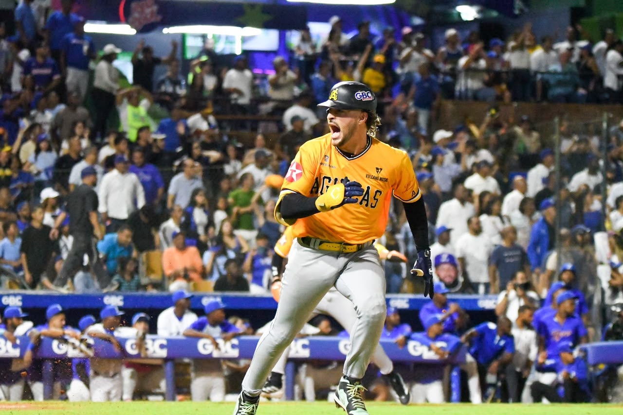 Águilas castigan al Licey; Escogido desborda su ofensiva;