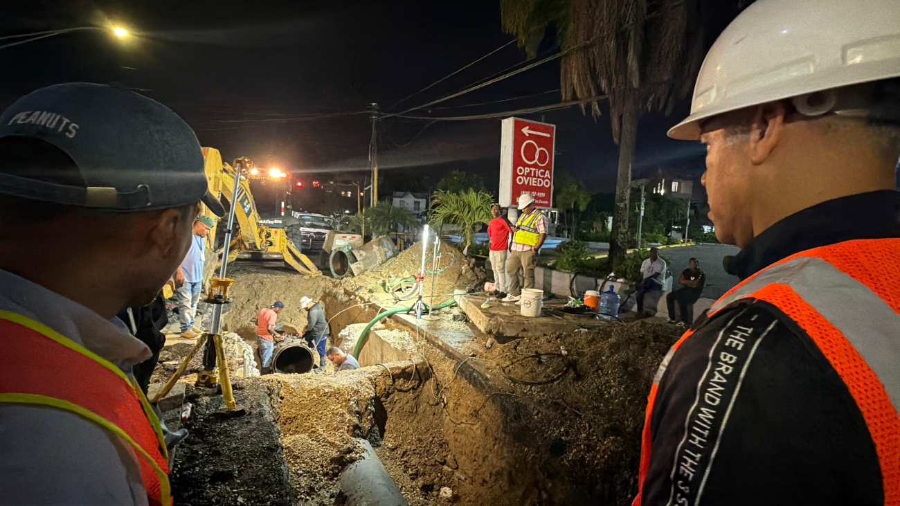 Coraasan concluye con éxito la instalación de válvula en tubería matriz de 28 pulgadas en la carretera Luperón, casi esq. Estrella Sadhalá