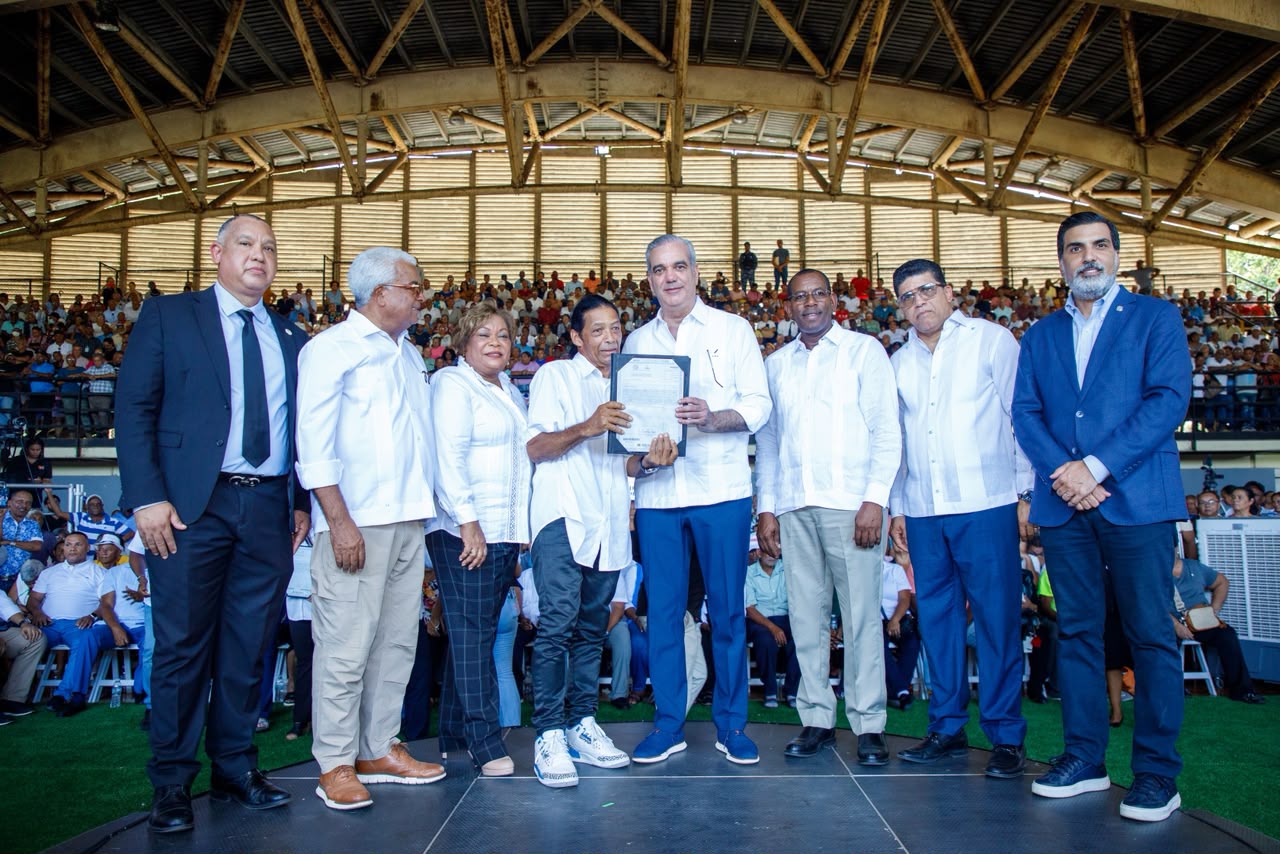 Presidente Abinader entrega 1,500 títulos que dan seguridad jurídica a 6,000 personas en El Almirante II y protegen el patrimonio de sus familias