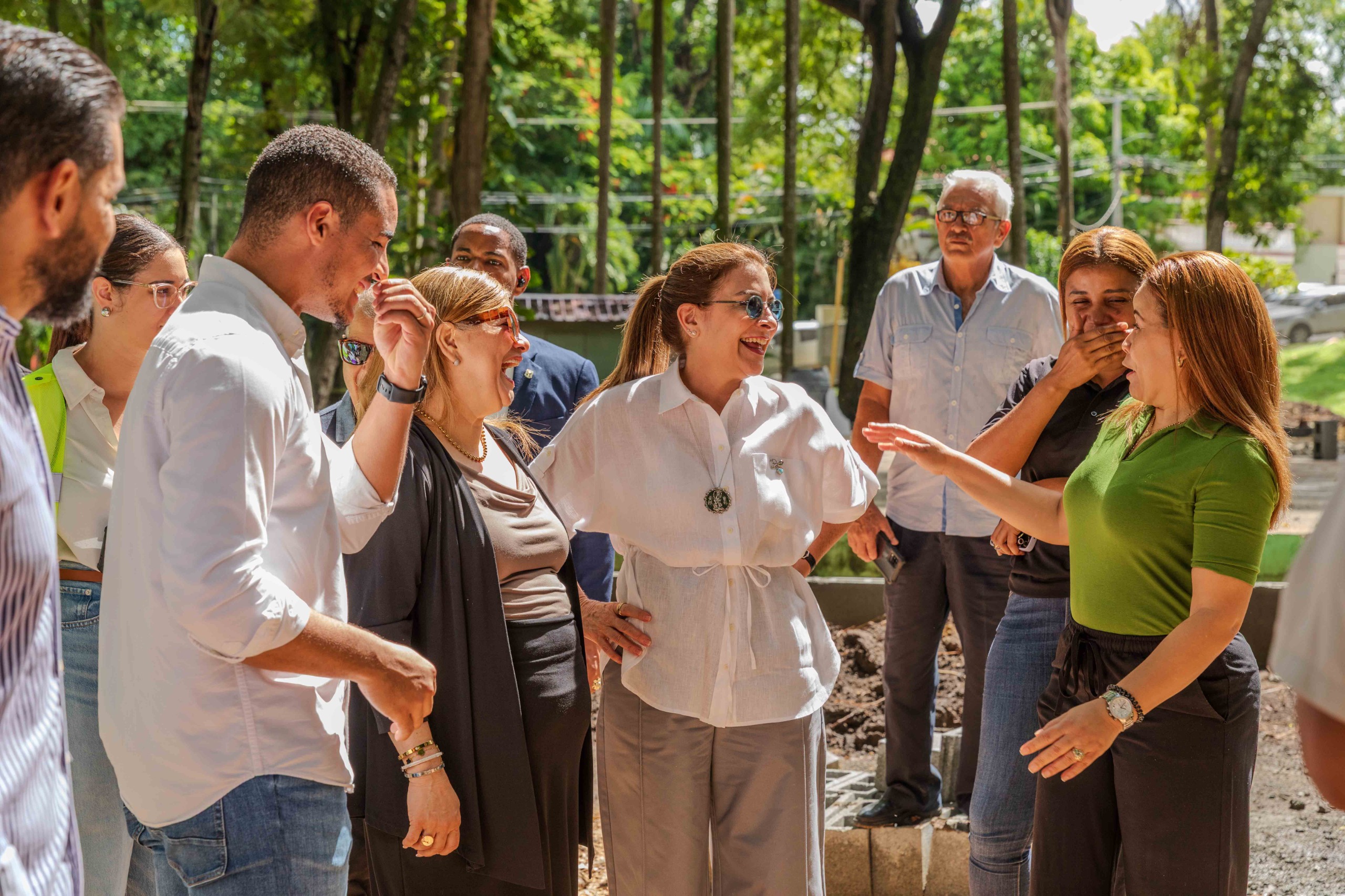 Carolina Mejía supervisa ejecución de obras que transforman distintos sectores del DN