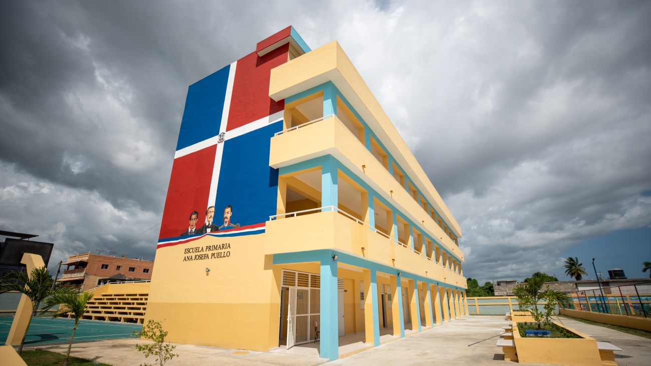 Presidente Luis Abinader inaugura dos escuelas básicas que recibirán más de 1,400 estudiantes en Cancino Adentro y Los Guaricanos Presidente Luis Abinader inaugura dos escuelas básicas que recibirán más de 1,400 estudiantes en Cancino Adentro y Los Guaricanos