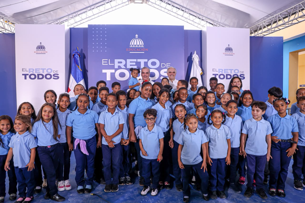 Estudiante destaca nuevas oportunidades que abre escuela entregada por el Gobierno en El Naranjal