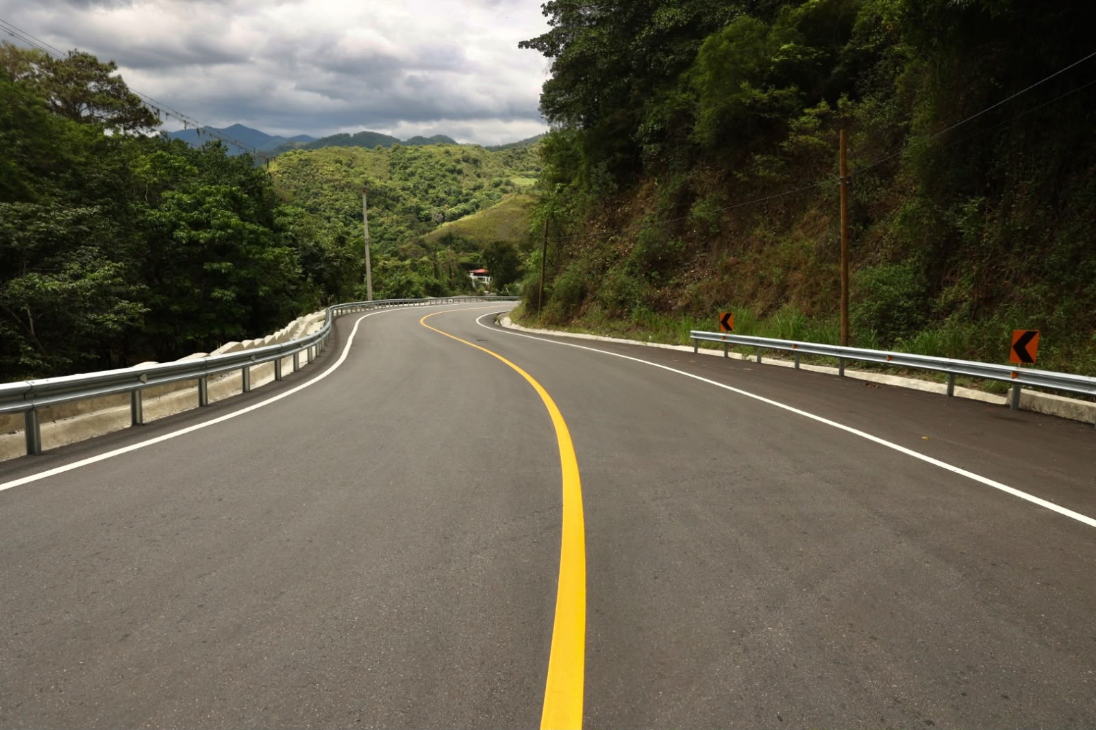 Presidente Luis Abinader inaugura carretera Nizao-Sabana Larga-Ocoa y fortalece conexión entre Cibao y Sur