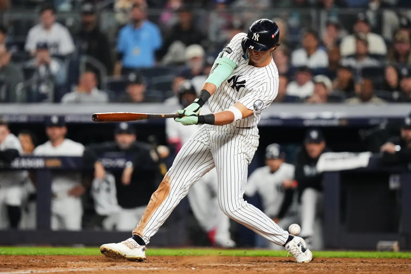 El novato de los Yankees, Spencer Jones, fue eliminado con un elevado desde la pasarela en el Juego 2 de la Serie Divisional de la Liga Americana en el Tropicana Field