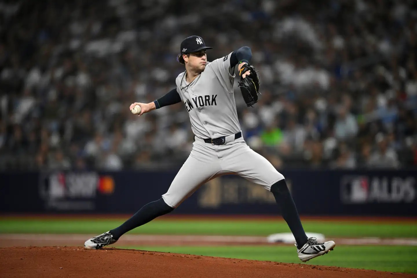 Los Yankees cometen 4 errores en una derrota desordenada en los playoffs contra los Rays que los deja al borde de la eliminación