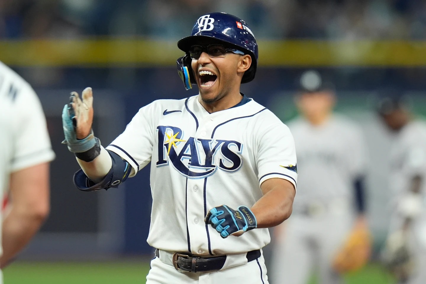 Richie Palacios, oriundo de Brooklyn, pone a los Yankees en una gran situación con un batazo importantísimo para los Rays. Richie Palacios, oriundo de Brooklyn, pone a los Yankees en una gran situación con un batazo importantísimo para los Rays.
