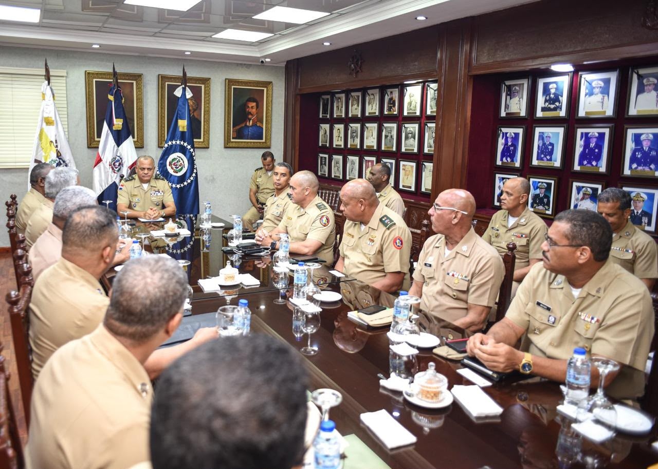Ministro de Defensa encabeza reuniones estratégicas con altos mandos militares para fortalecer capacidades institucionales y revisar planes de seguridad y defensa nacional
