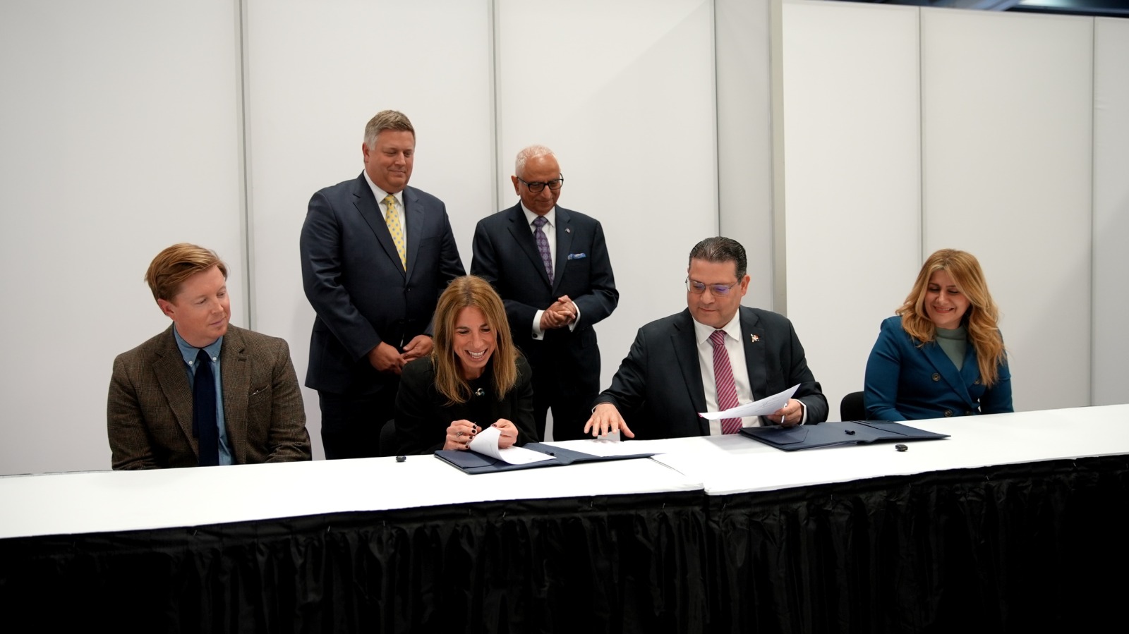 Yayo Sanz Lovatón firma alianza en SEMICON West para impulsar semiconductores en RD