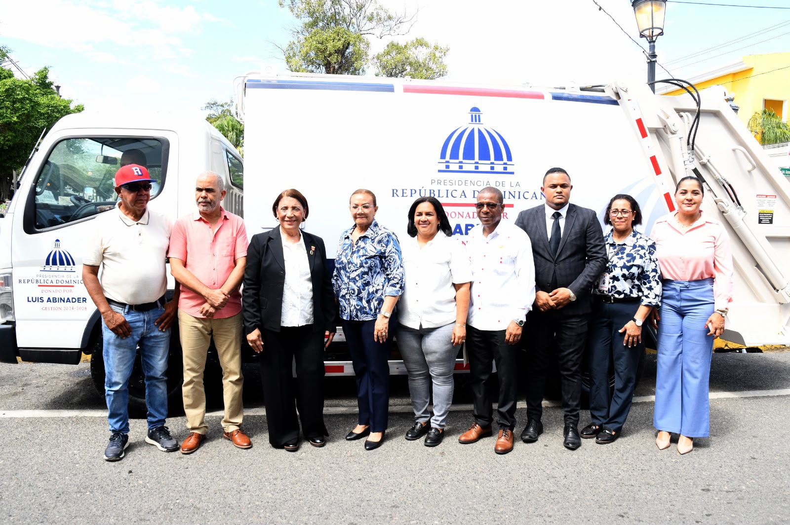 La Vega recibe nuevo camión recolector de desechos sólidos donado por el presidente Luis Abinader