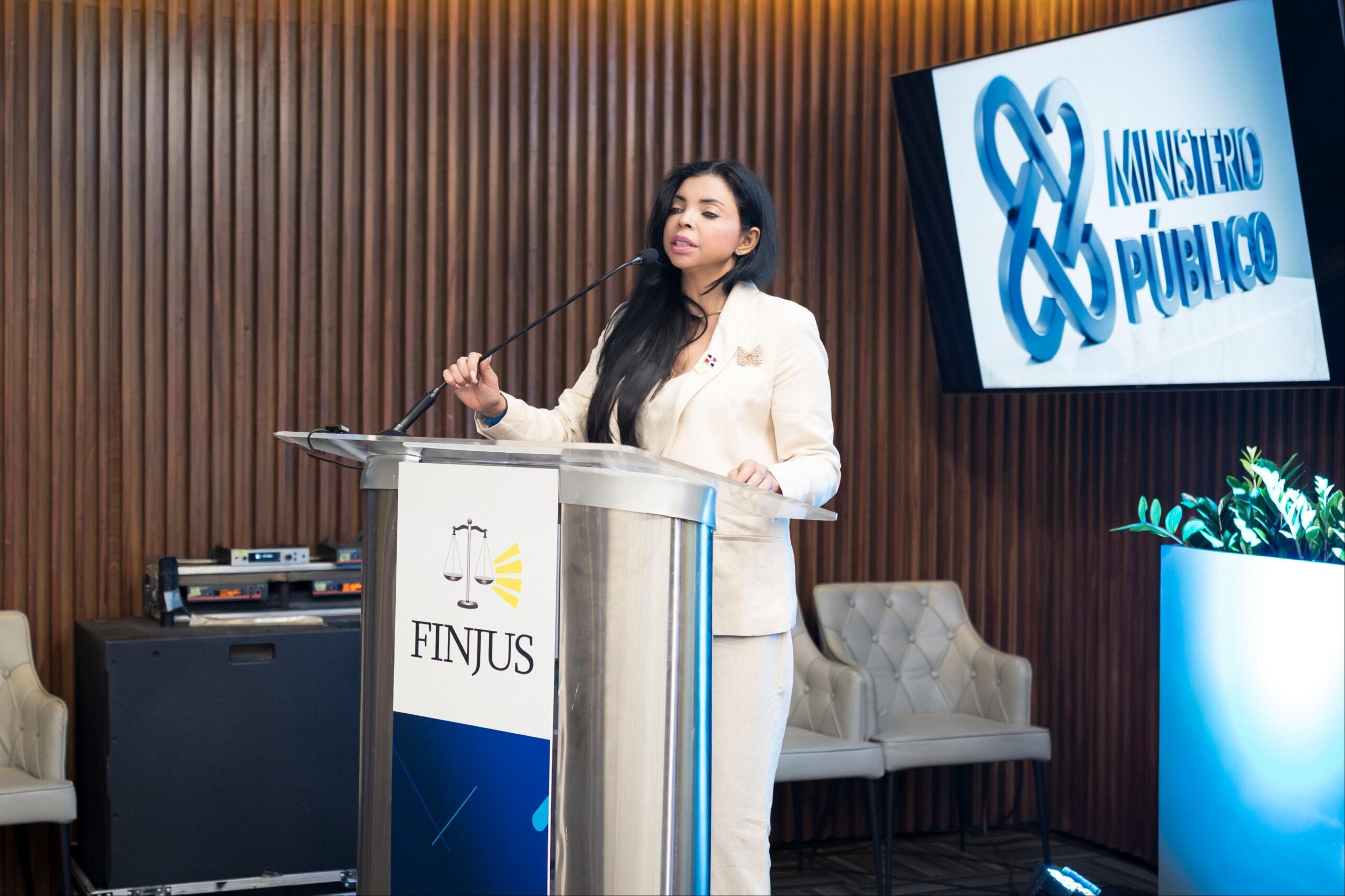 Procuradora General imparte conferencia sobre el derecho penal médico a partir de la reforma