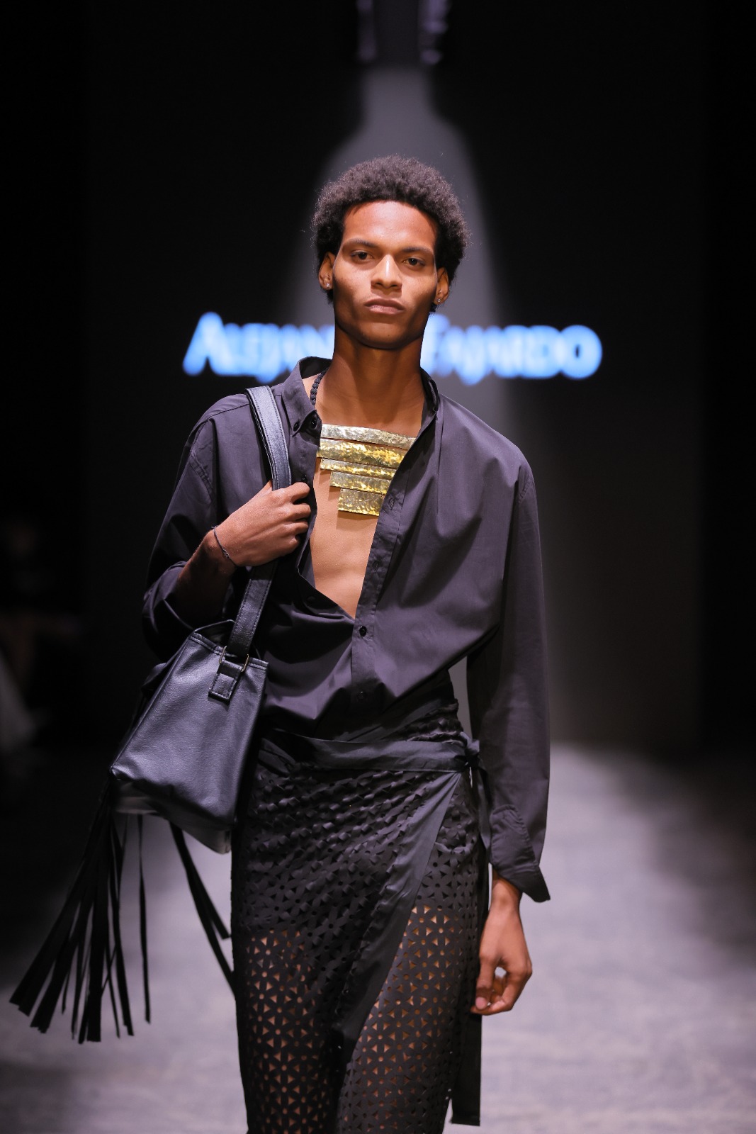 Alejandro Fajardo lleva la intensidad de “Escorpión” a la pasarela de RD Fashion Week 2026