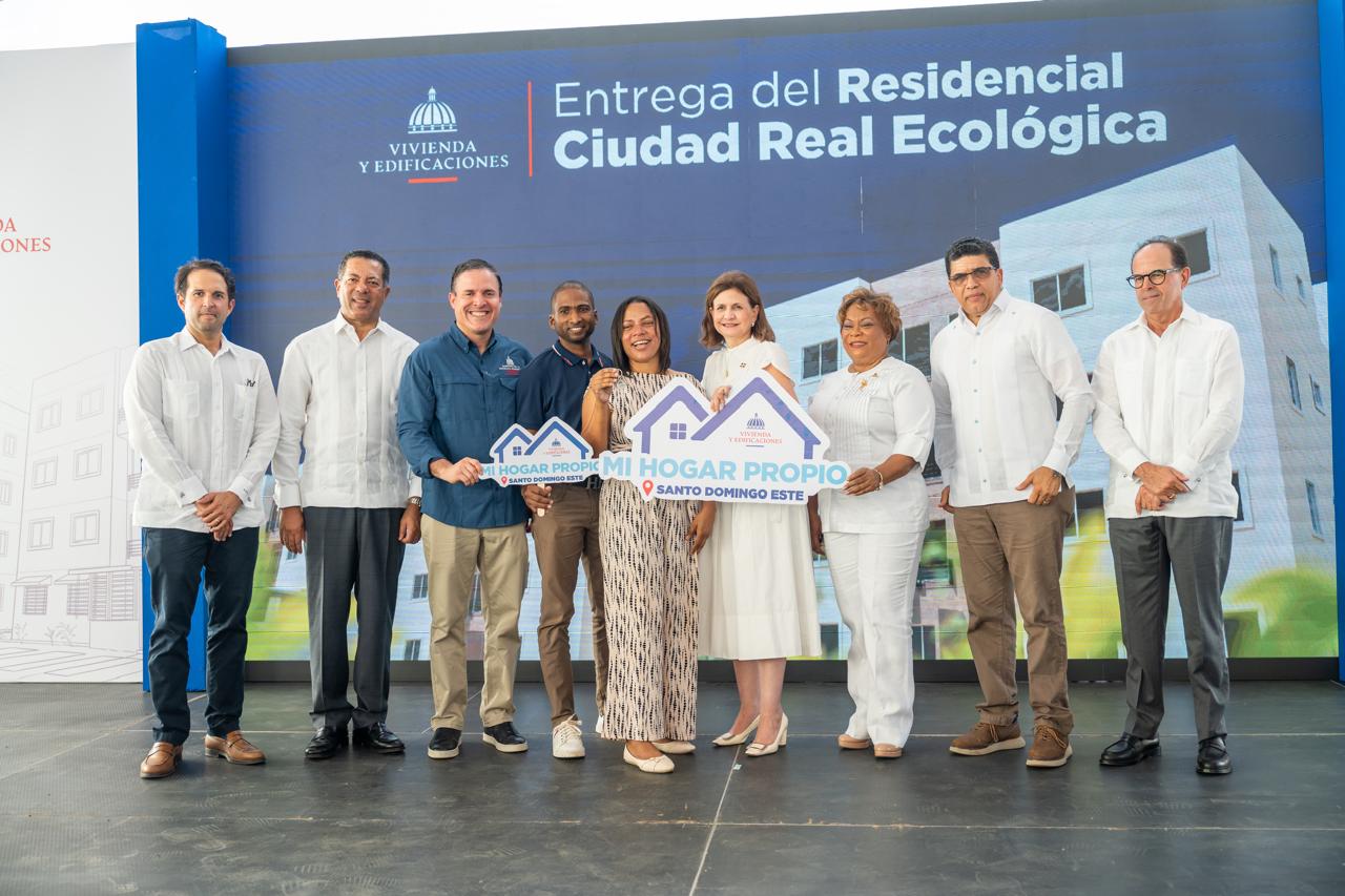 Vicepresidenta Raquel Peña y ministro Jean Luis Rodríguez hacen realidad el sueño de 836 familias al entregarles sus apartamentos en Ciudad Real Ecológica SDE