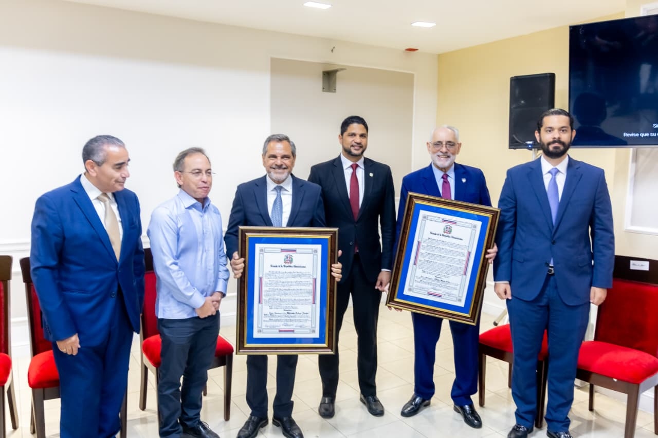 Senado reconoce a Vitelio Mejía y a Junior Noboa por sus aportes al béisbol Senado reconoce a Vitelio Mejía y a Junior Noboa por sus aportes al béisbol