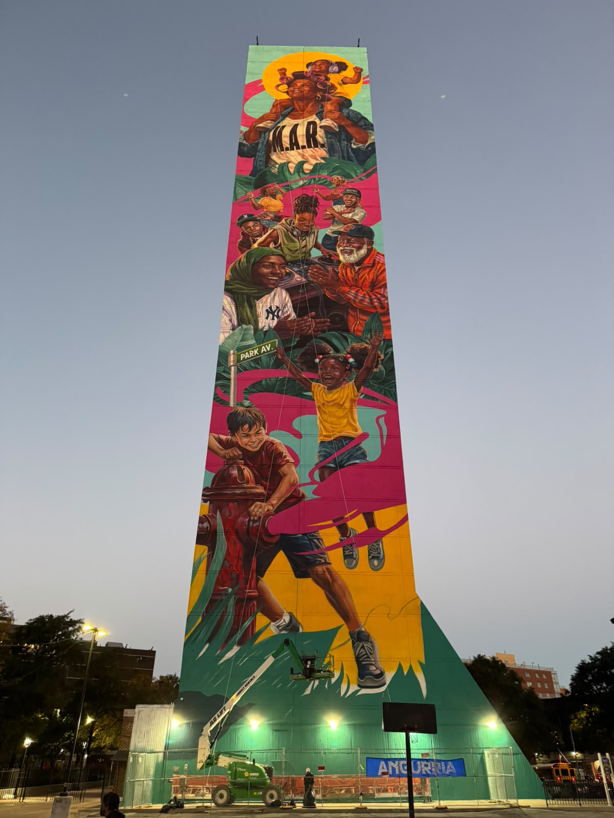 Angurria pinta en el Bronx el mural más alto de Estados Unidos: una mujer en rolos a 29 pisos de altura Angurria pinta en el Bronx el mural más alto de Estados Unidos: una mujer en rolos a 29 pisos de altura