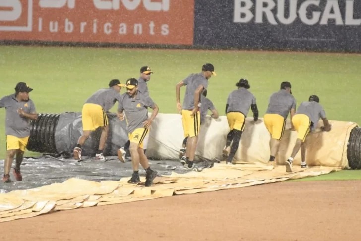 Las lluvias obligan a suspender partido entre Estrellas y Águilas en Santiago