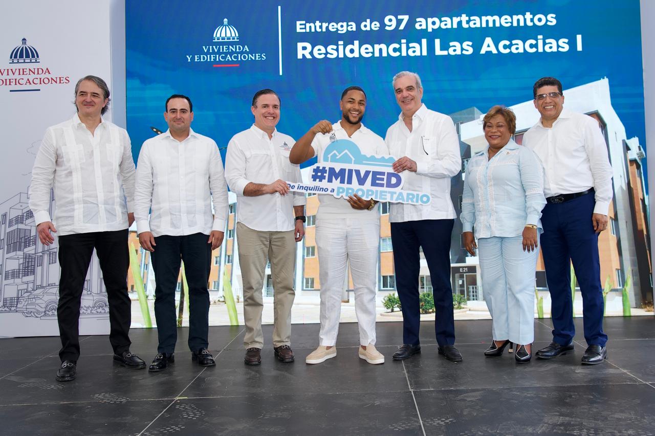 Presidente Luis Abinader y ministro Jean Luis Rodríguez encabezan entrega de títulos de propiedad en Santo Domingo Norte y apartamentos en Santo Domingo Este