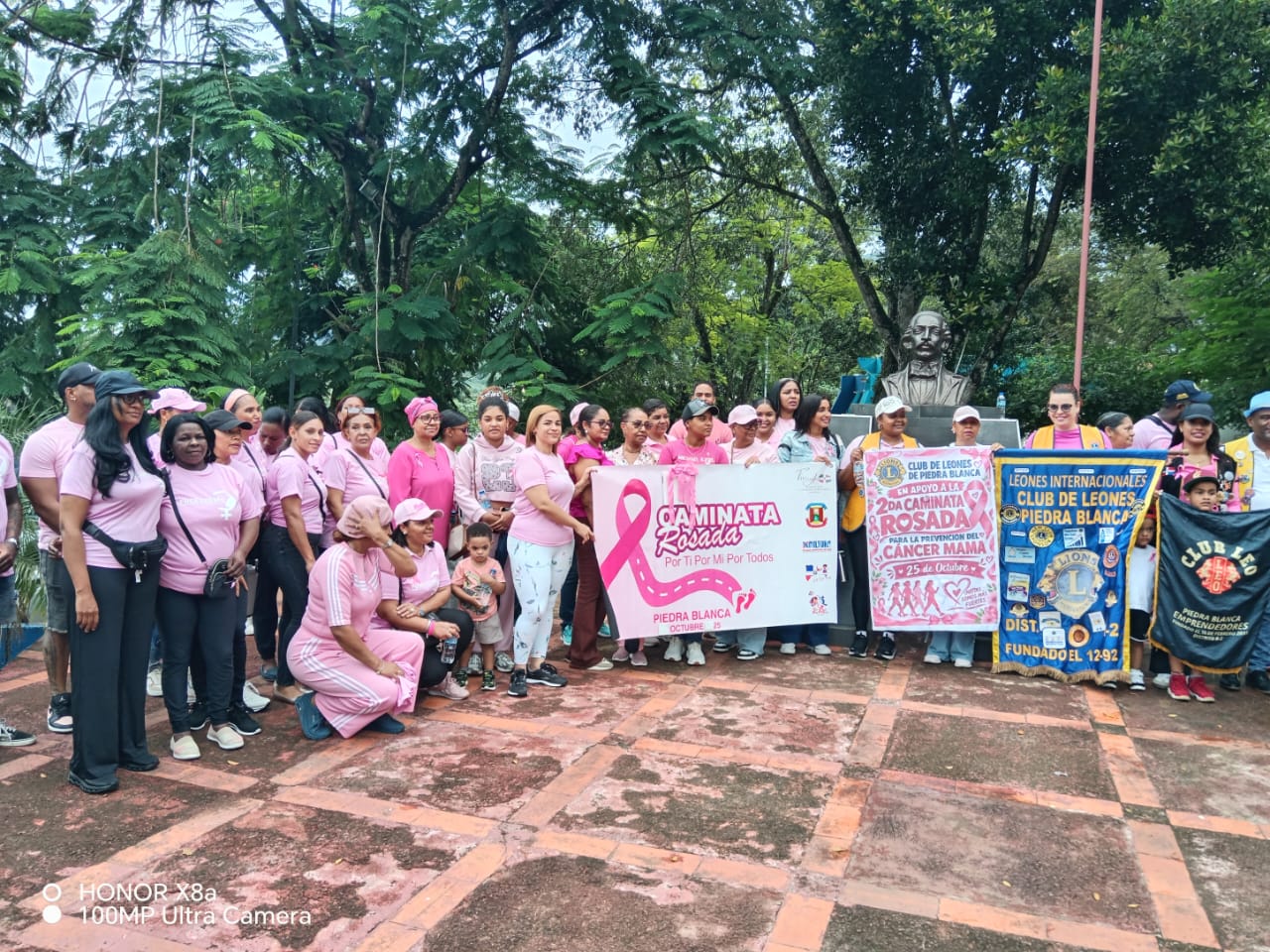 Fundación FUGESDEMU participa en la Caminata Rosa en Bonao para promover la prevención del cáncer de mama