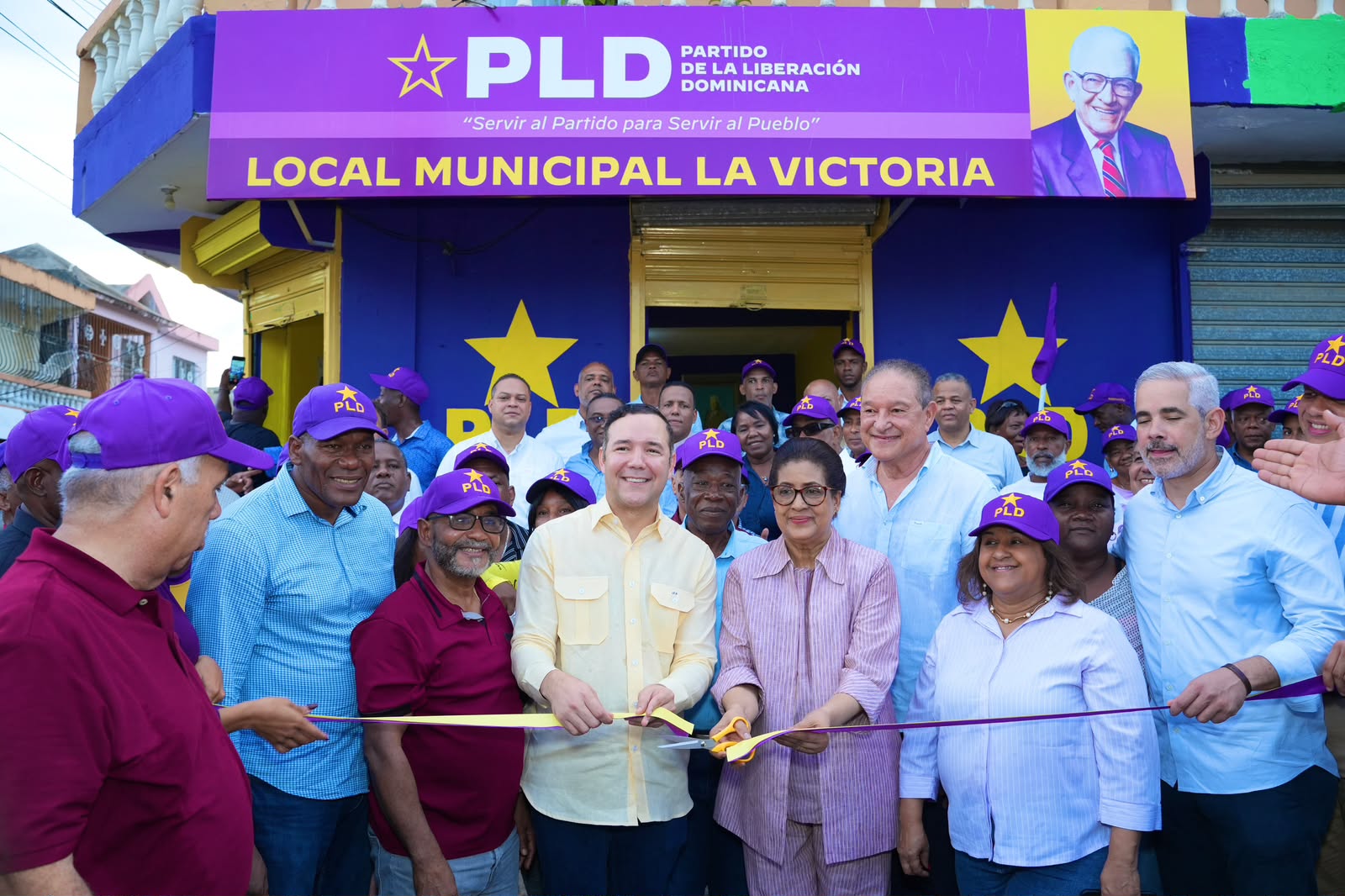 Johnny Pujols encabeza inauguración de nuevo local del PLD en La Victoria. La organización tiene más de 160 locales aperturados en todo el país