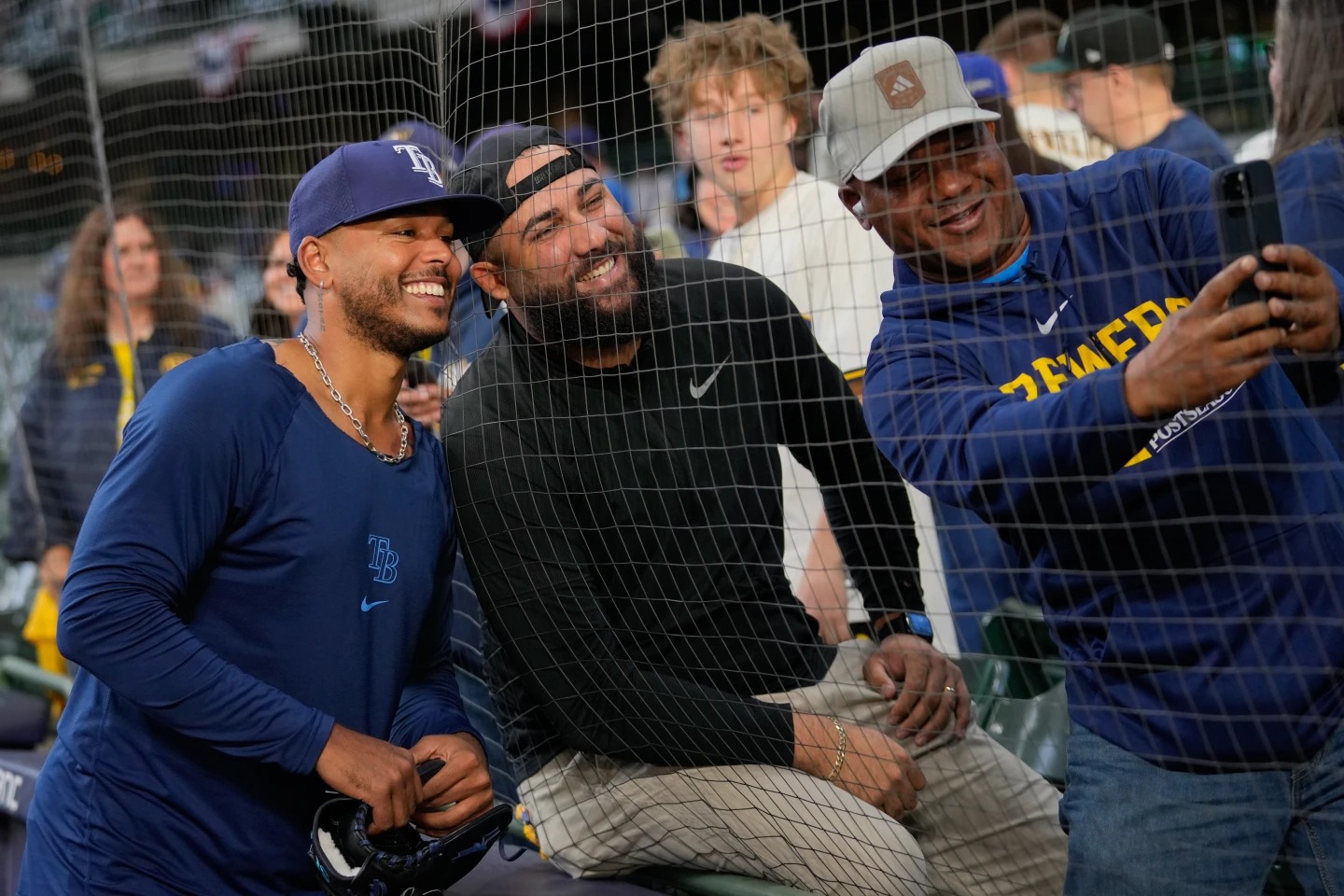 Milwaukee todavía lo adora, pero Freddy Peralta intentará vencer a los Cerveceros en el tercer partido de la Serie Mundial.