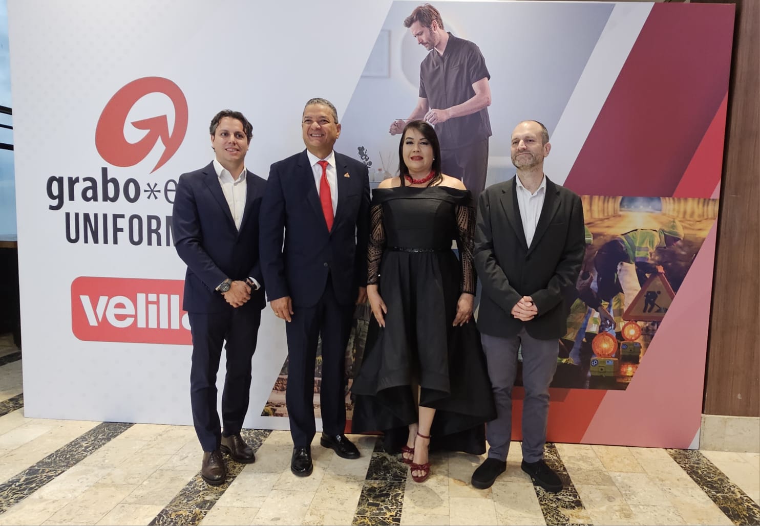 Grabo Estilo presenta las últimas tendencias en uniformes profesionales de Velilla durante desfile en Santo Domingo Grabo Estilo presenta las últimas tendencias en uniformes profesionales de Velilla durante desfile en Santo Domingo