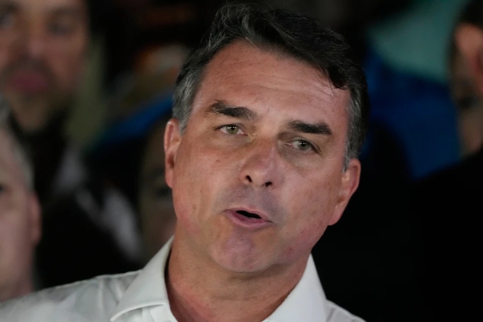 Flávio Bolsonaro huye de Brasil vía Argentina y se espera que aterrice en Miami Flávio Bolsonaro huye de Brasil vía Argentina y se espera que aterrice en Miami