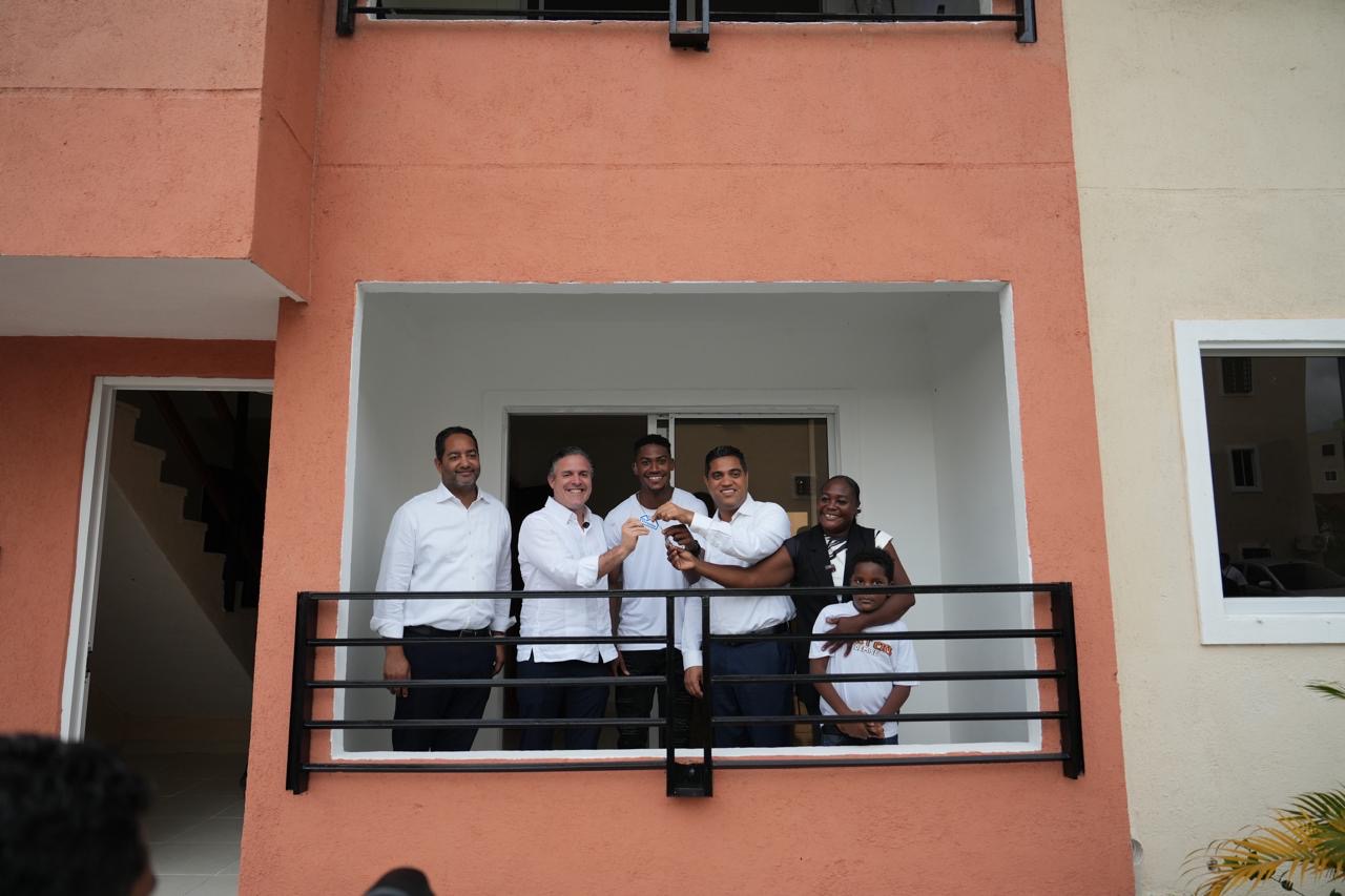 MIVED entrega vivienda al atleta Christopher Melenciano