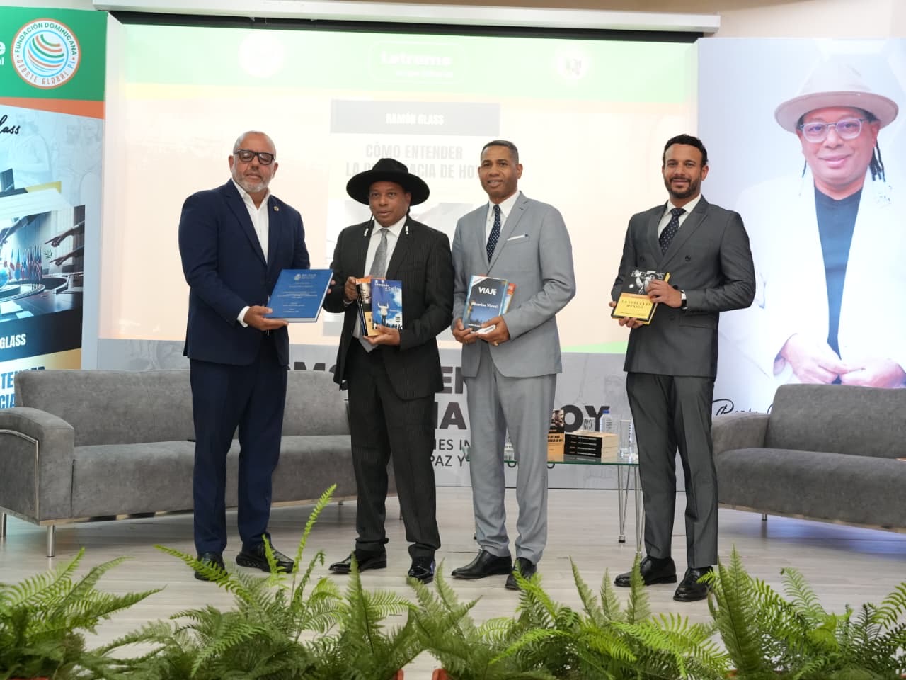 Escritor Ramón Glass analiza los retos de la diplomacia contemporánea en su nuevo libro