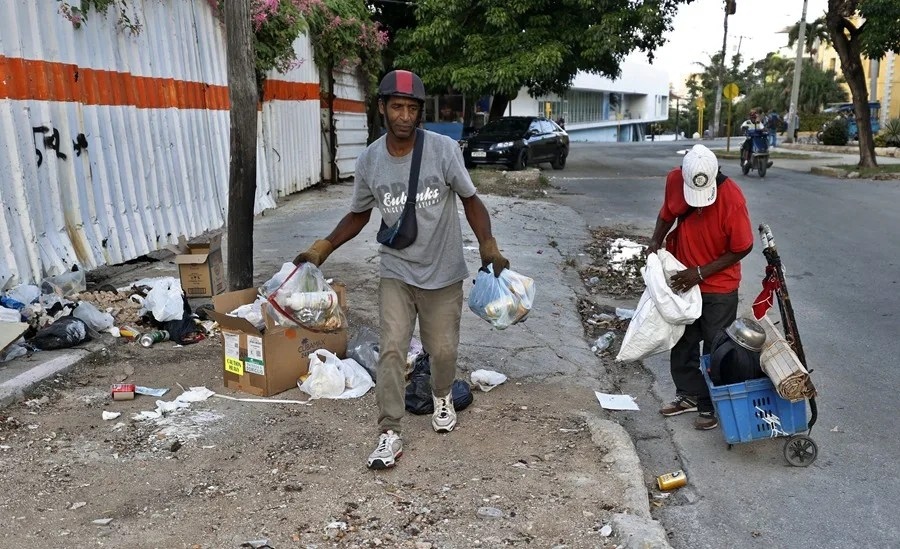El «duro trabajo» de los triciclos eléctricos para aliviar la crisis de basura en Cuba