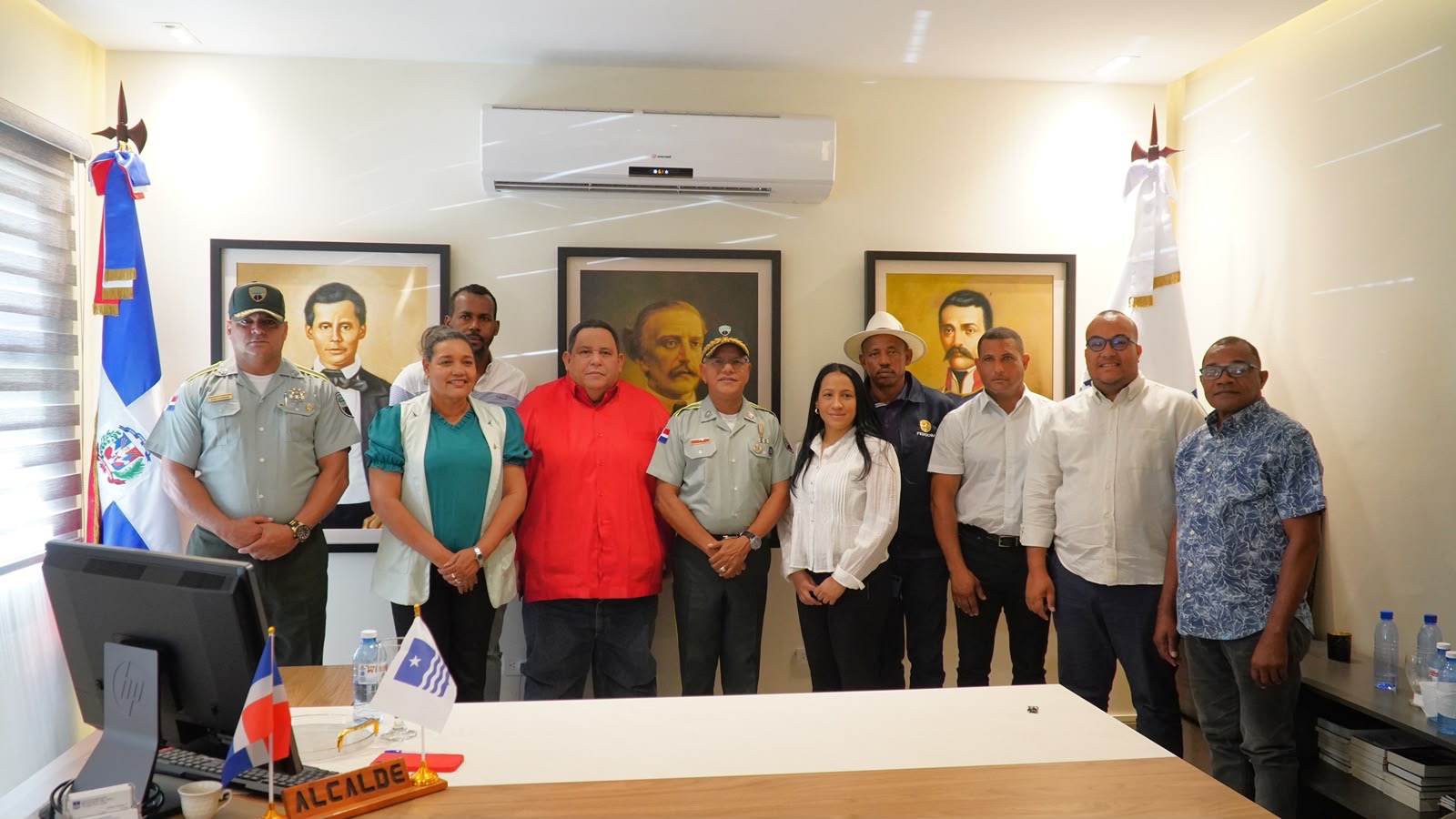 Director de la DIGESETT escucha inquietudes de la comunidad de Azua durante encuentro
