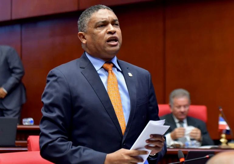 Yván Lorenzo afirma Gobierno actúa con irresponsabilidad frente incidente ocurrido con diputada de Elías Piña