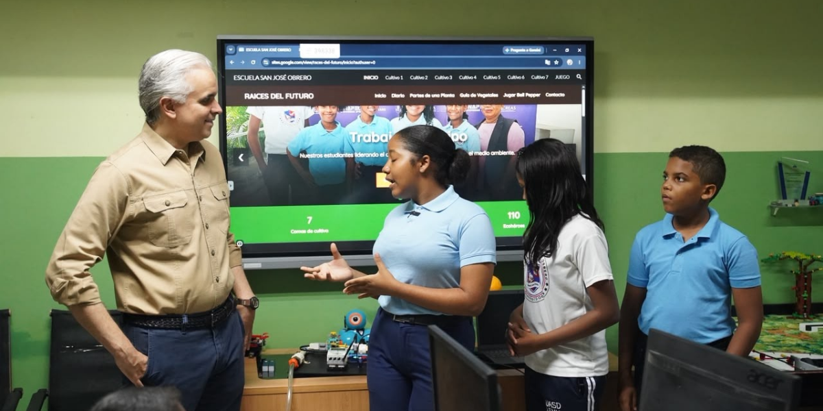 Estudiantes del Centro Educativo San José Obrero presentan a Luis Miguel De Camps proyectos educativos innovadores