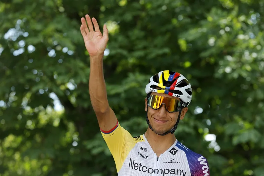 Egan Bernal dice tener la intención de competir en 2027 ante rumores de que se retira