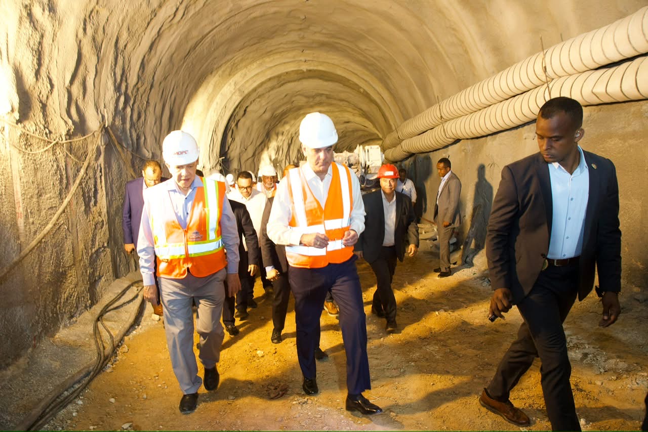 Presidente Abinader supervisa túnel pluvial de la avenida Luperón que se construye con fondos de Aerodom, para evitar inundaciones en la zona Presidente Abinader supervisa túnel pluvial de la avenida Luperón que se construye con fondos de Aerodom, para evitar inundaciones en la zona