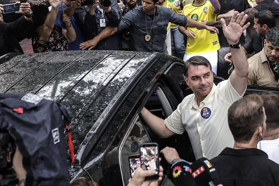 La fuga de Flávio Bolsonaro abre una nueva grieta en las relaciones entre Brasil y EE.UU. La fuga de Flávio Bolsonaro abre una nueva grieta en las relaciones entre Brasil y EE.UU.