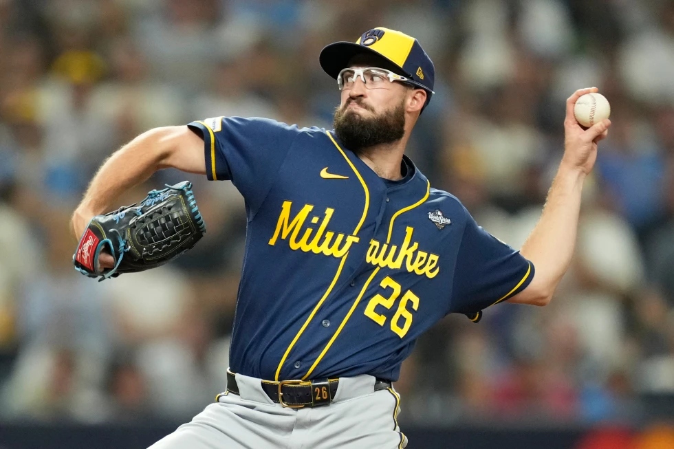Aaron Ashby, de los Brewers, rompe la marca de relevistas sin permitir carreras en postemporada; el bullpen finalmente cede en la derrota del Juego 4.
