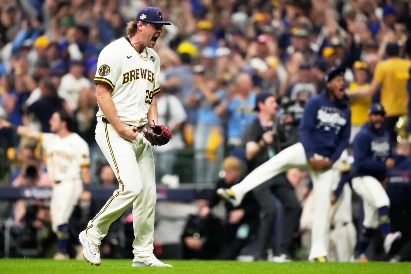 Los Brewers resistieron el intento de remontada de los Rays y ganaron 3-2 en el Juego 1 de la Serie Mundial.