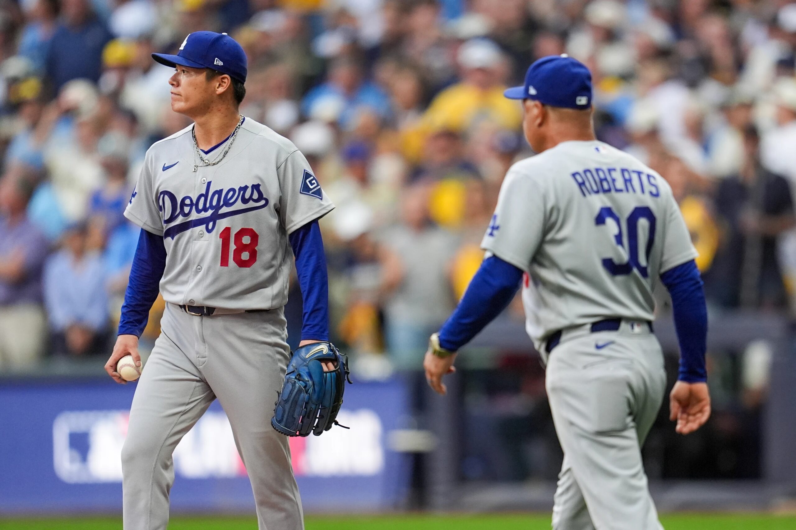 El as de los Dodgers, Yoshinobu Yamamoto, es relevado prematuramente por los Brewers en una inusual actuación decepcionante en postemporada.