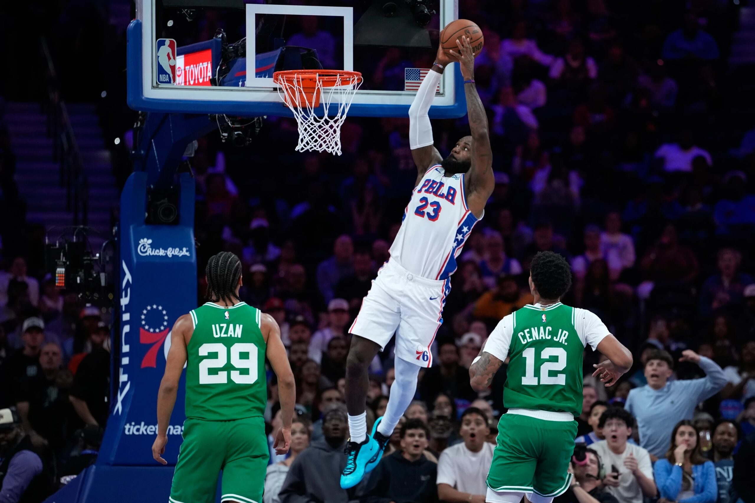 LeBron James califica los paseos en helicóptero como "transporte" después de realizar una espectacular clavada en su debut en casa con los 76ers.