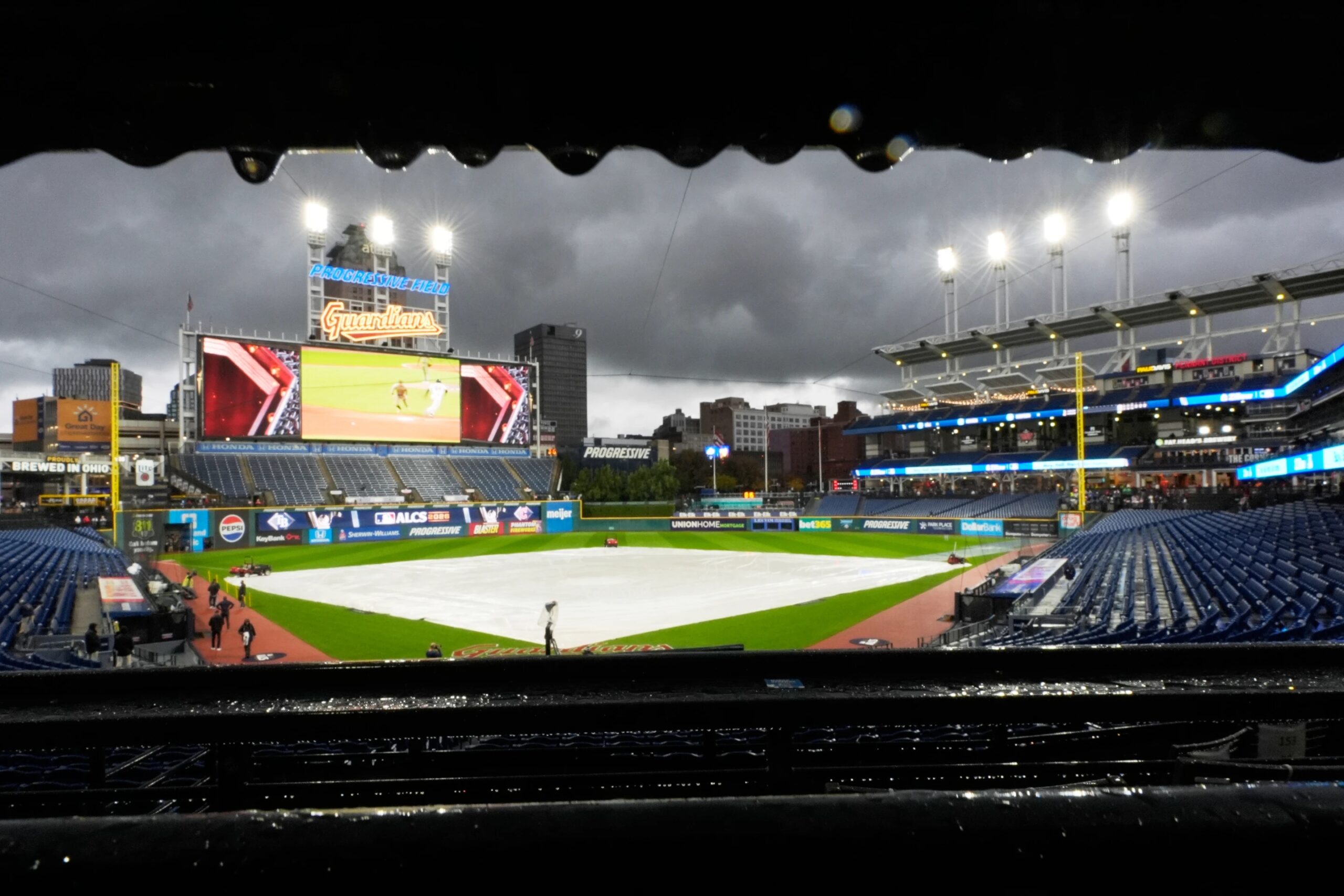 El cuarto partido de la Serie de Campeonato de la Liga Americana se pospone por la lluvia; los Rays y los Guardians reanudarán la serie el sábado.