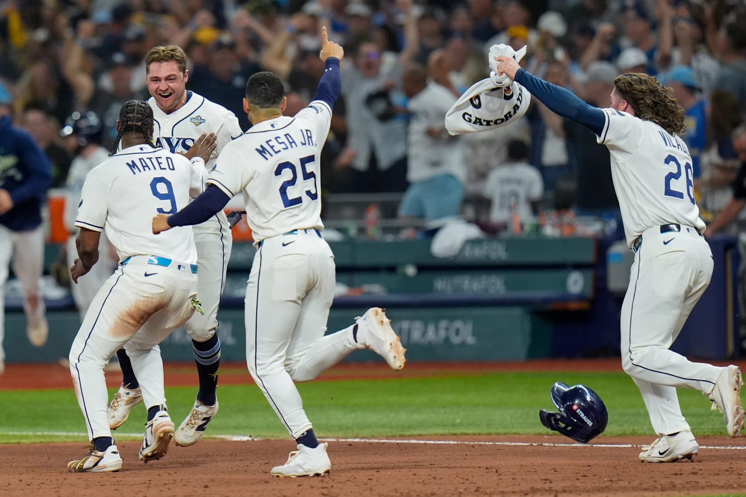 Los Rays remontan en la duodécima entrada, vencen 4-3 a los Cerveceros y fuerzan el quinto juego de la Serie Mundial